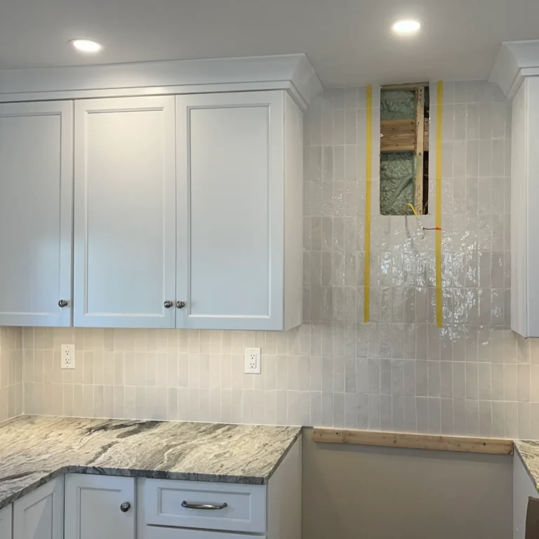 Shiny vertical tile backsplash